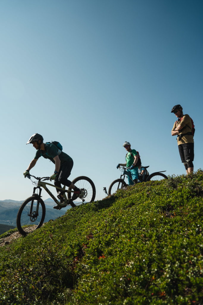 syklister på tur ned fra et fjell