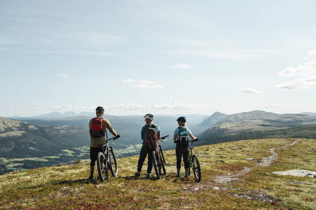 tre syklister på et fjell