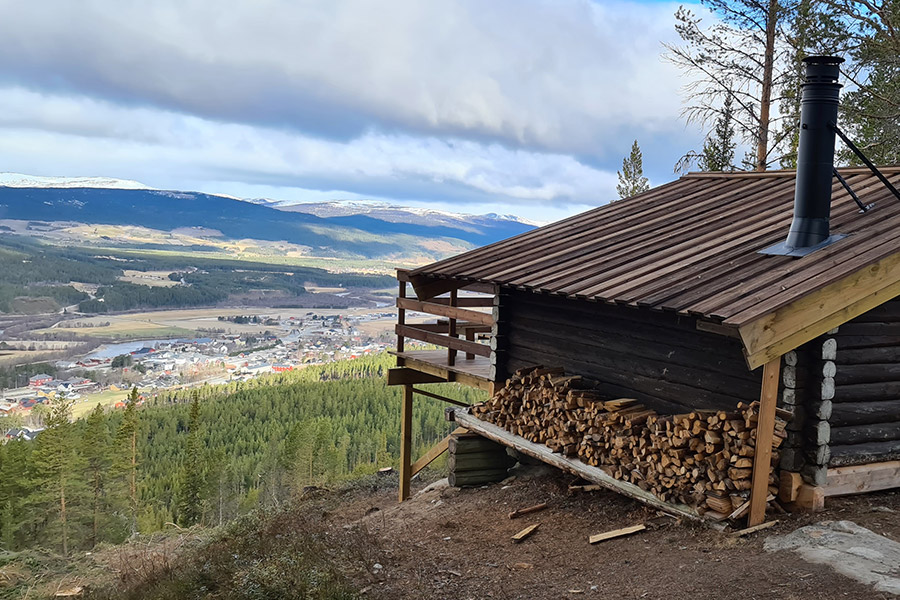 Hauståsbua med utsikt over Alvdal sentrum, på sommeren