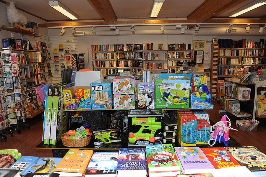 Reoler med leker og bøker ved Alvdal bokhandel