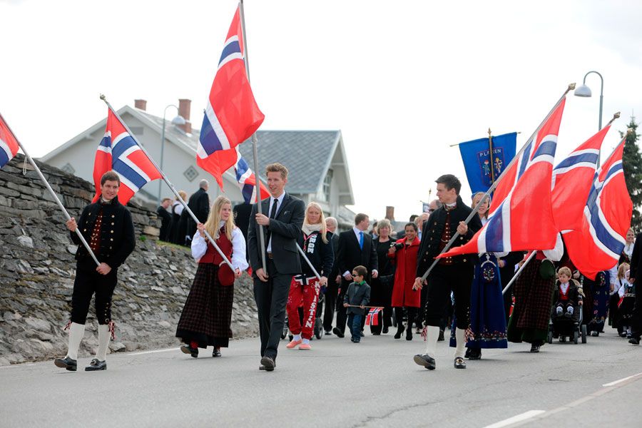 Flaggbærere i 17. mai-tog nedover Steijela i Alvdal