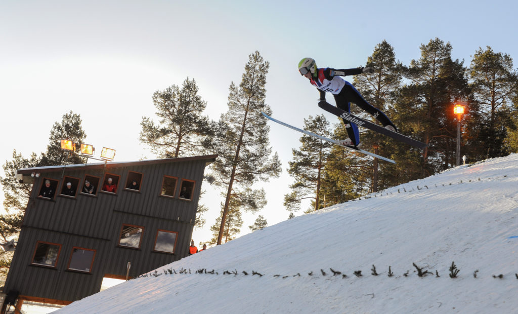 Hopper i lufta i Sandeggbakken i Alvdal under Solan Gundersens Vinterleker