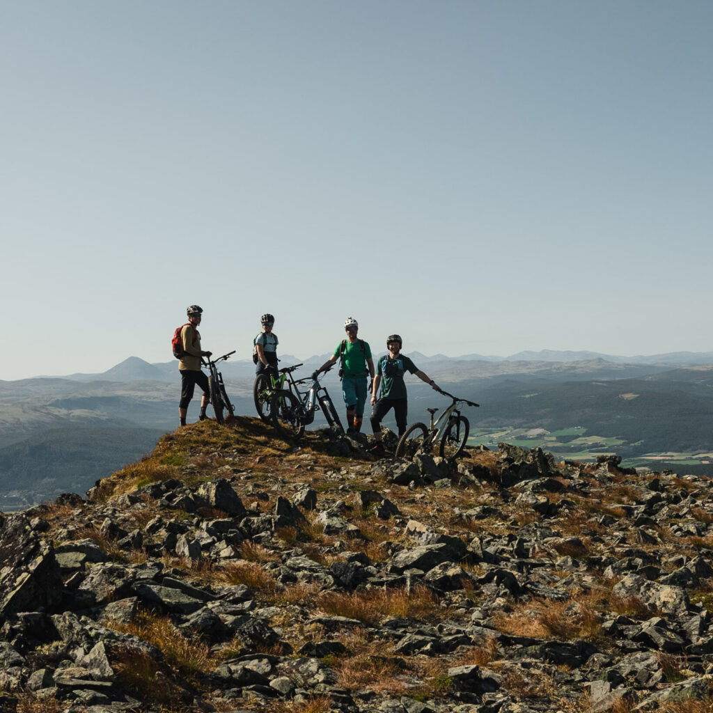 syklister på toppen av et fjell